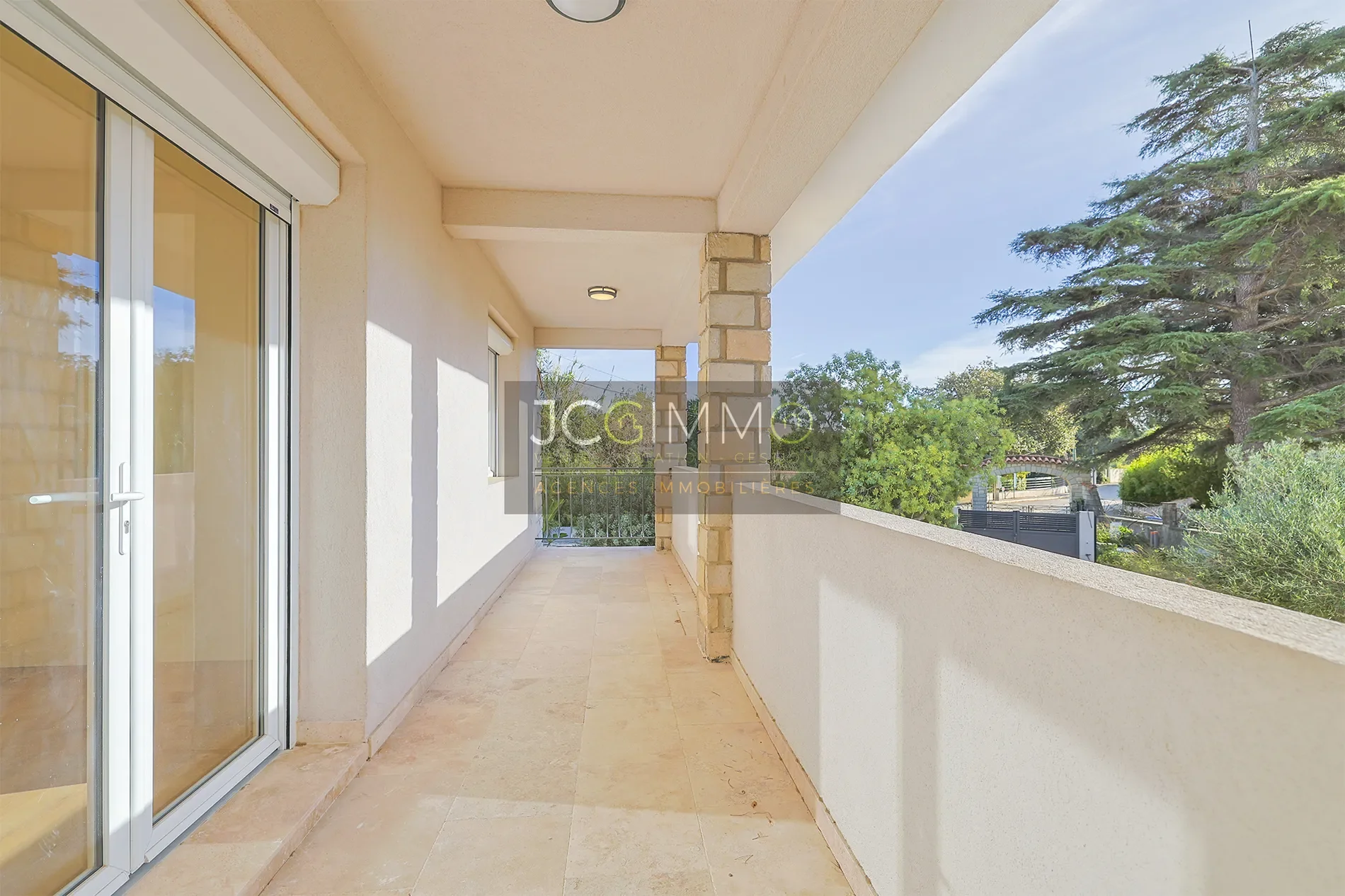 Exterior photo 4