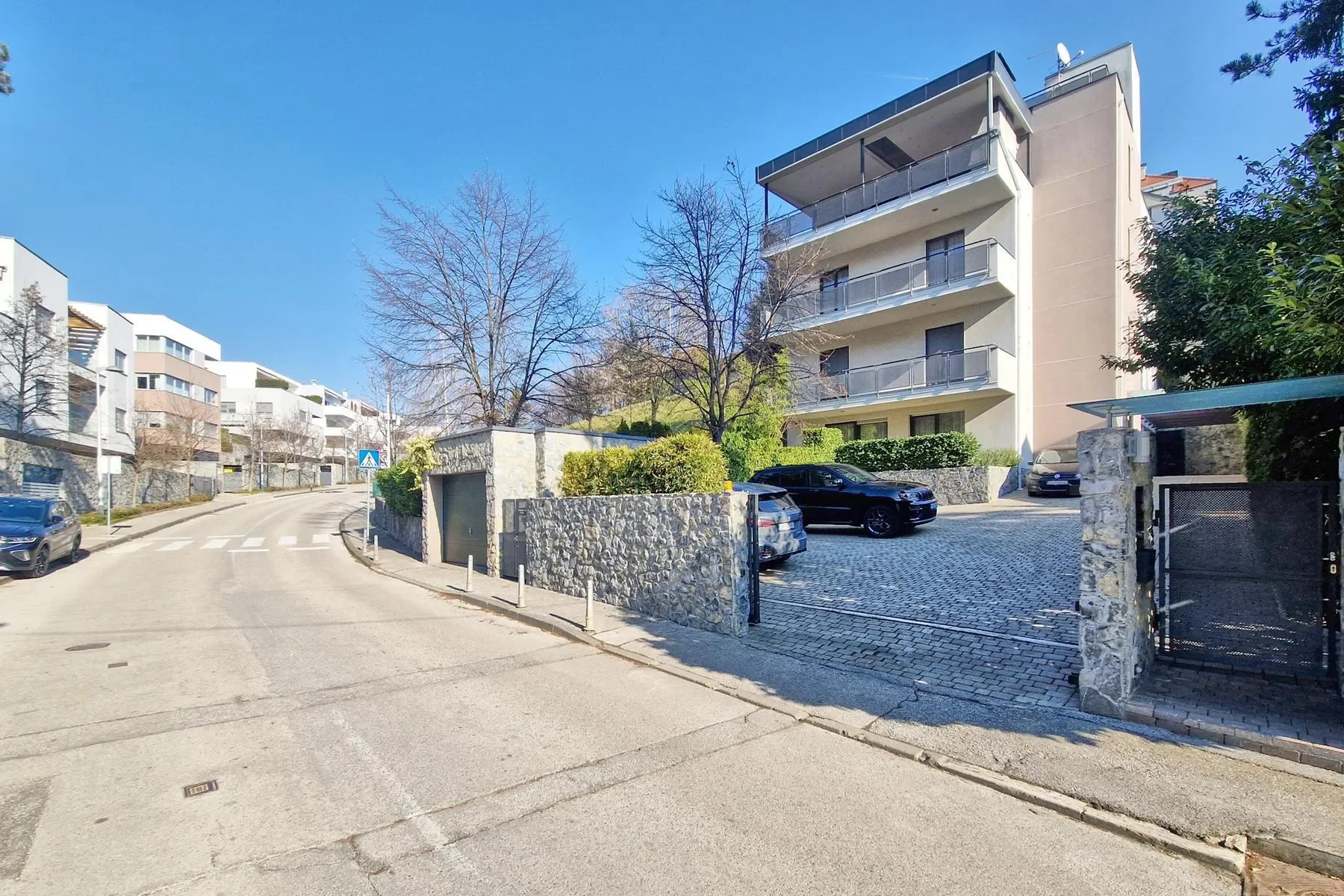 Exterior photo 5