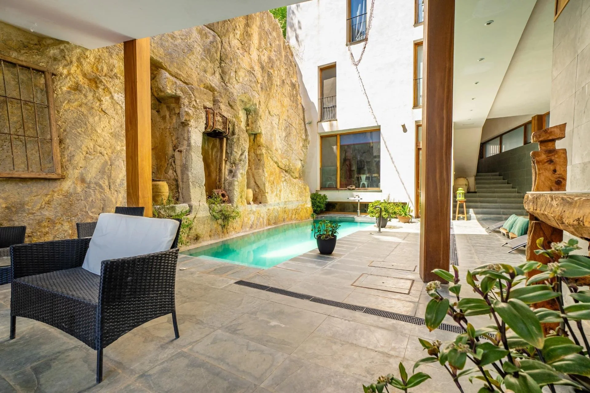 Exterior photo 6
