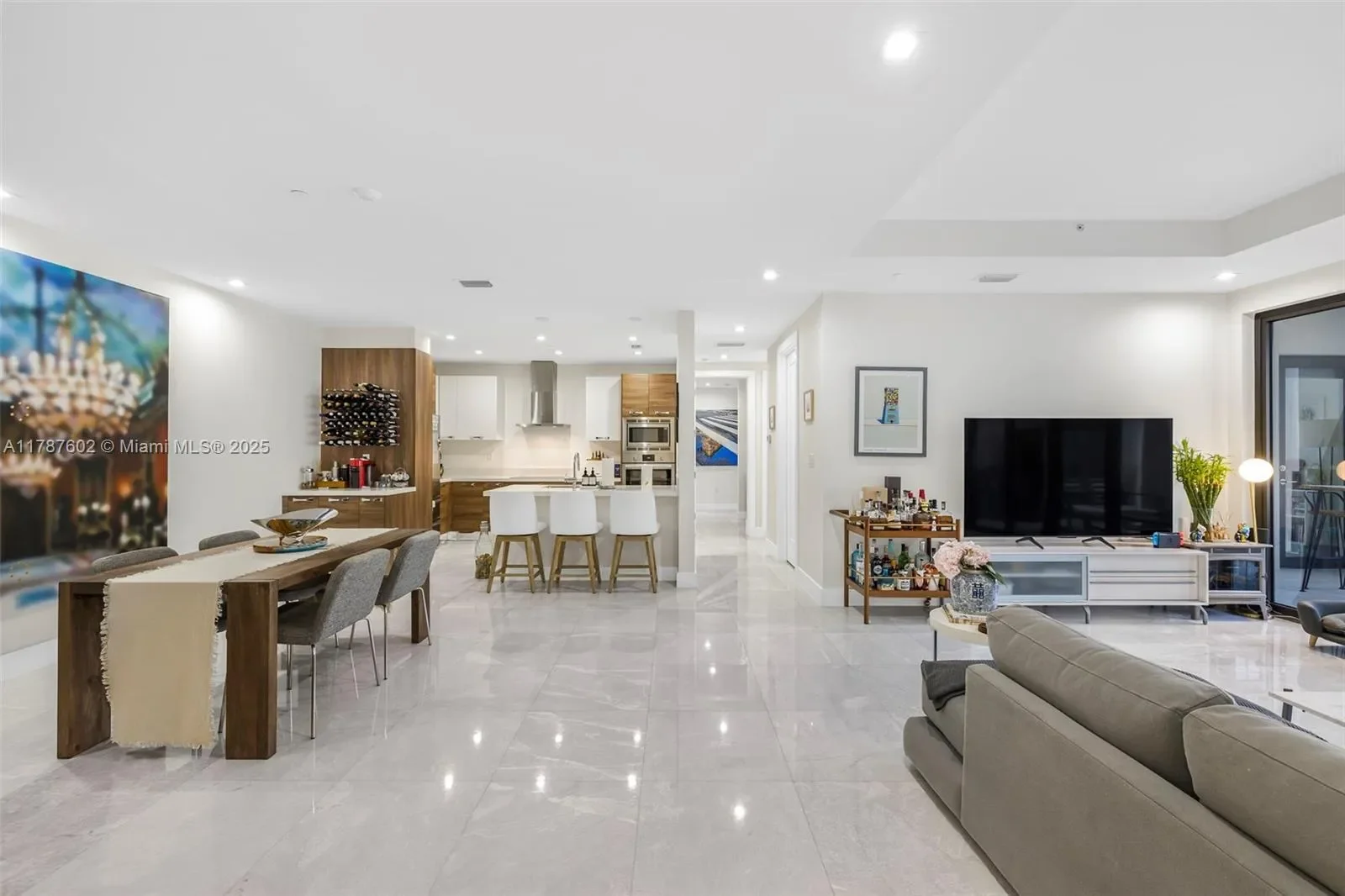 718 Valencia Ave 206, Coral Gables, Florida, United States. - Photo 2