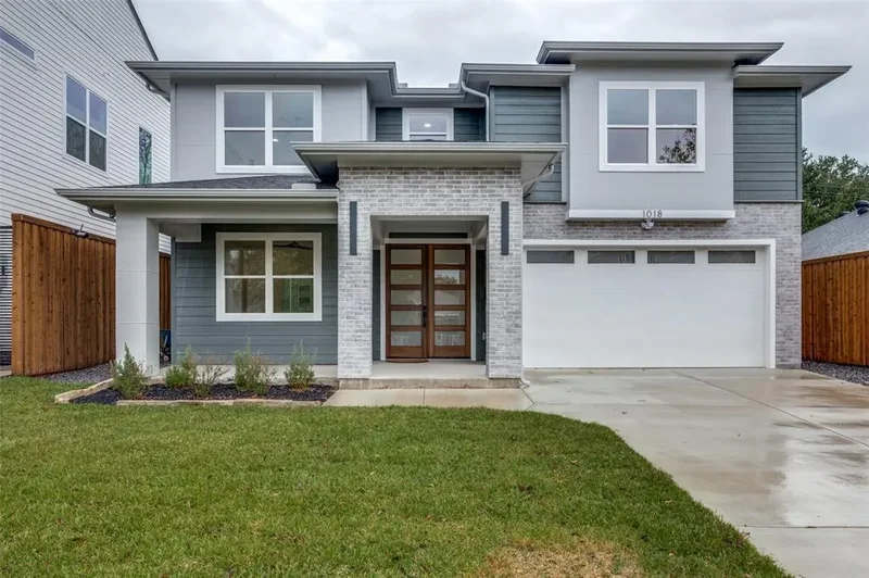 Single Family Residence in Dallas