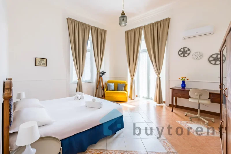 Spacious and Modern Four-Room Apartment in the Heart of Naples