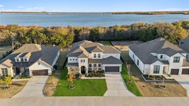 Single Family Residence in Shady Shores