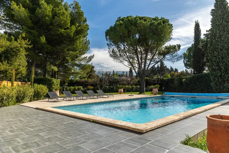 House for sale in Cheval Blanc, 236m² €925,000 with pool and garage