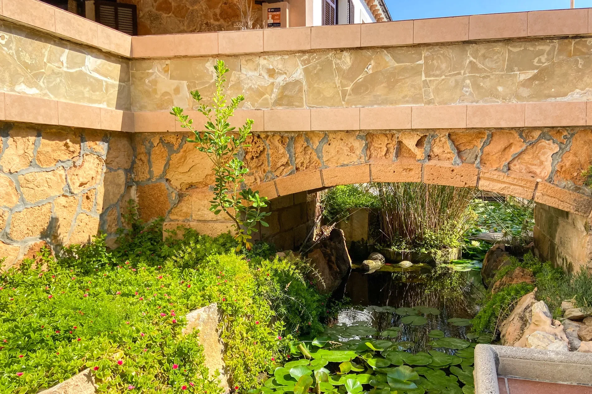 Exterior photo 6