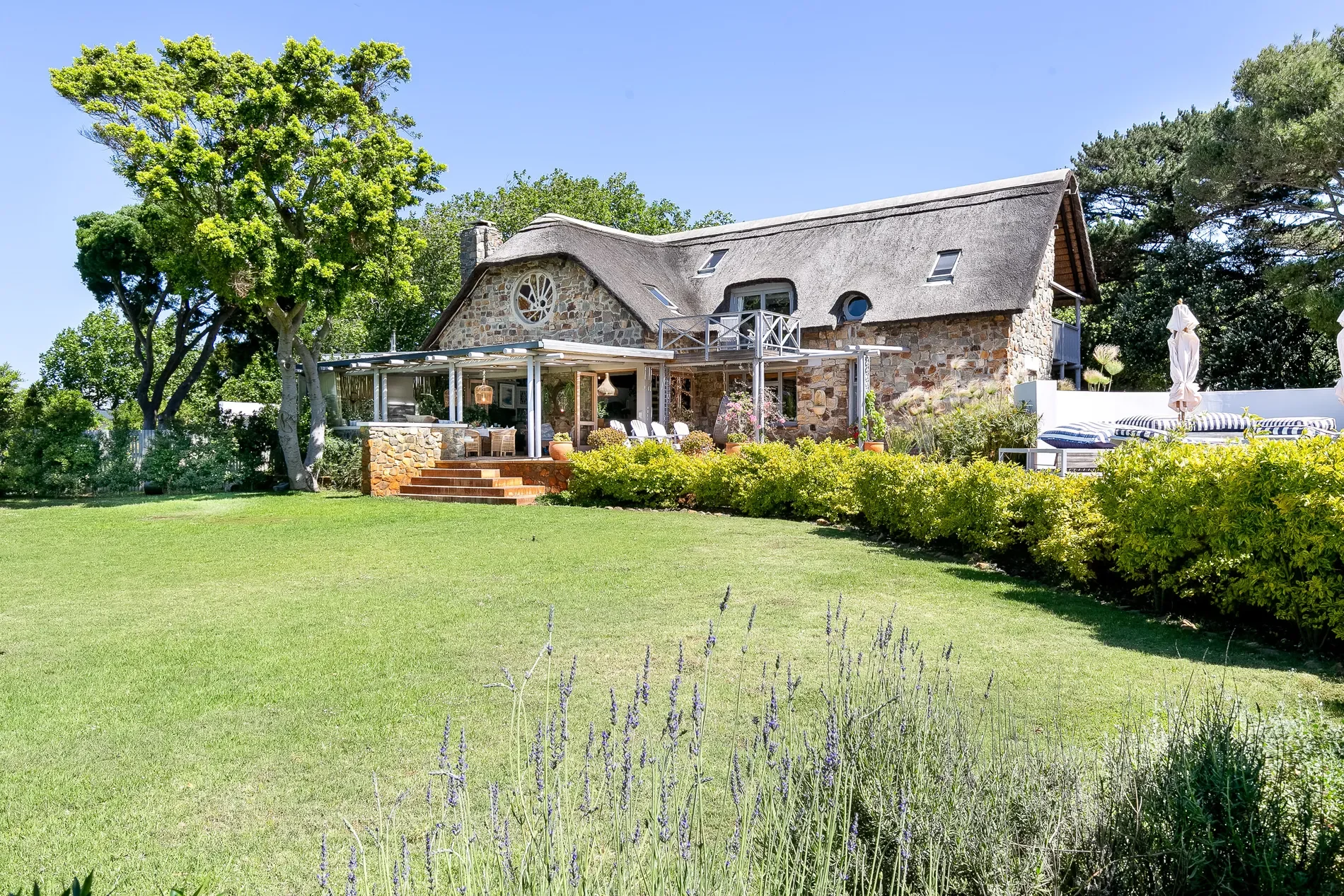 Exterior photo 2