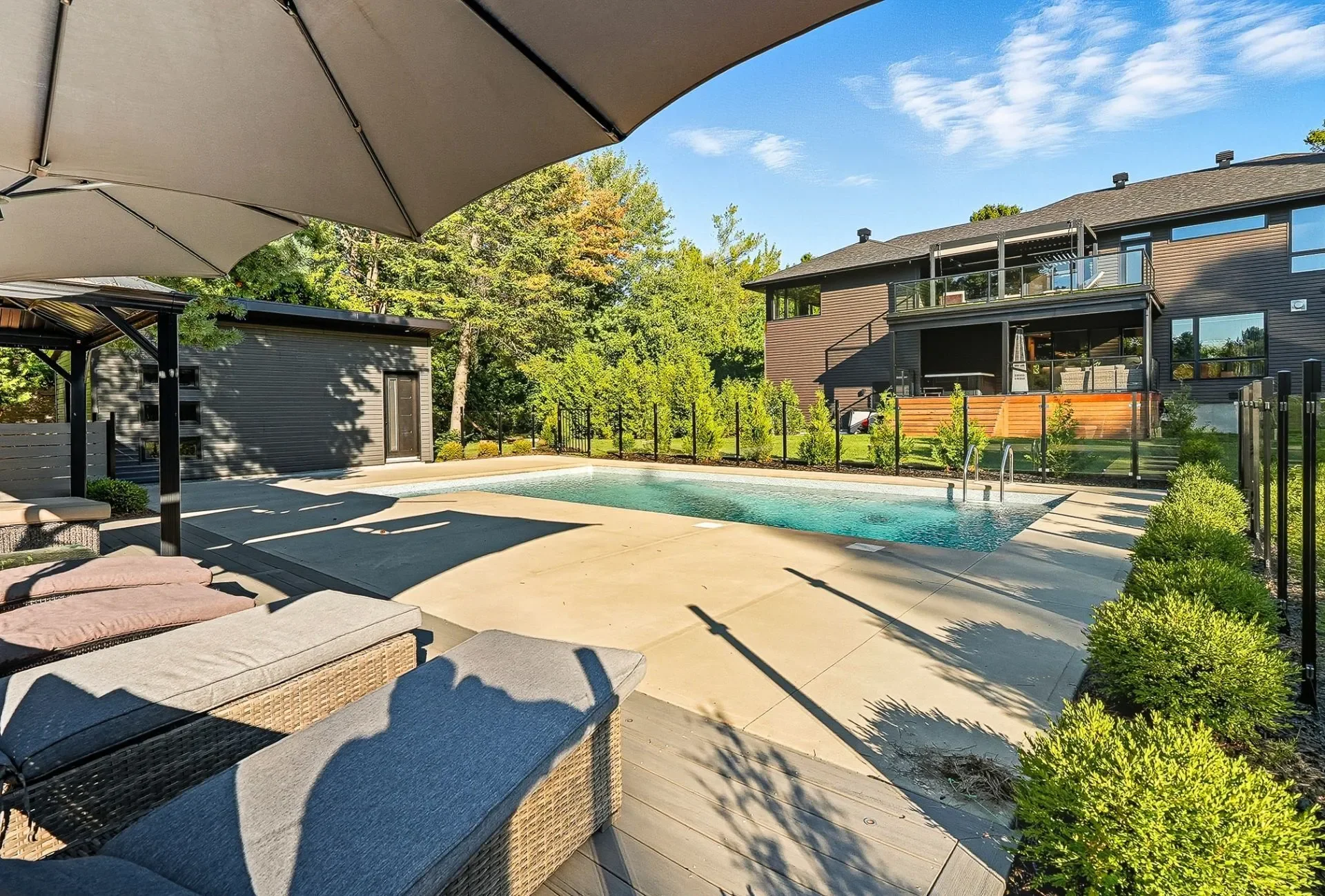 Exterior photo 7