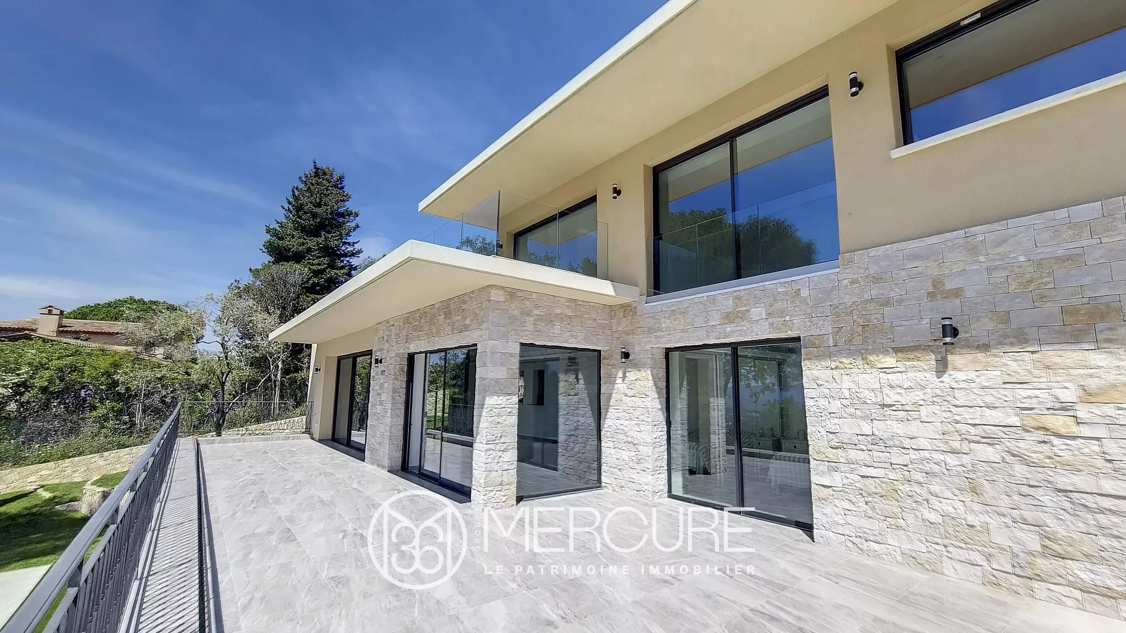 Exterior photo 3
