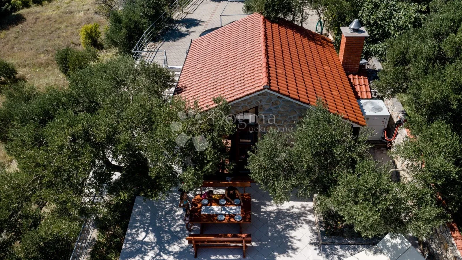 Exterior photo 9