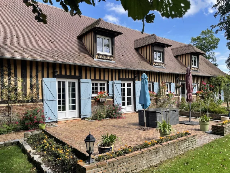 BEAUTIFUL NORMANDY HOUSE WITH HALF-TIMBERING, 7 BEDROOMS, 10 MINUTES FROM YVETOT AND ITS DIRECT TRAI