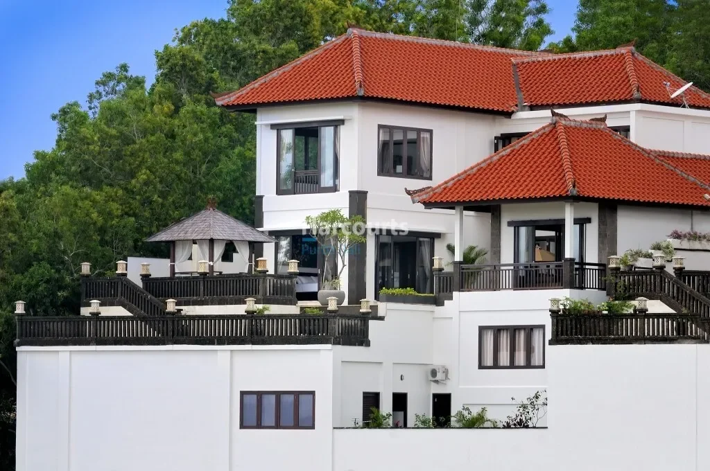 Exterior photo 2