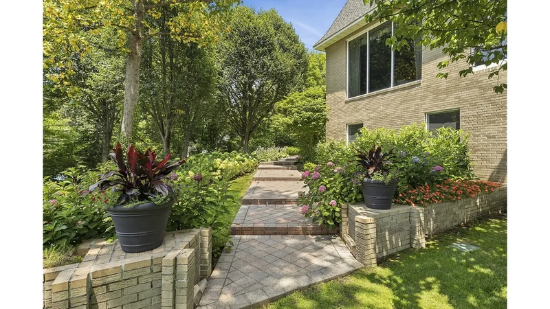 13 Chanticlare Drive, Manhasset, New York, United States. - Photo 2