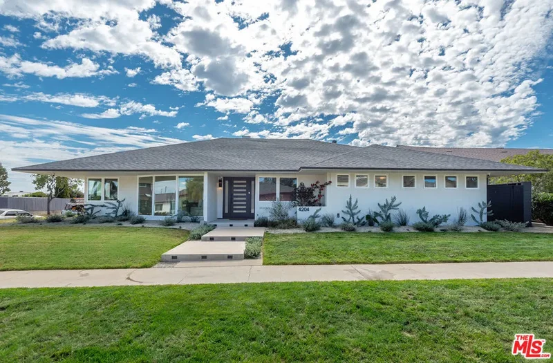 Single Family Residence in View Park