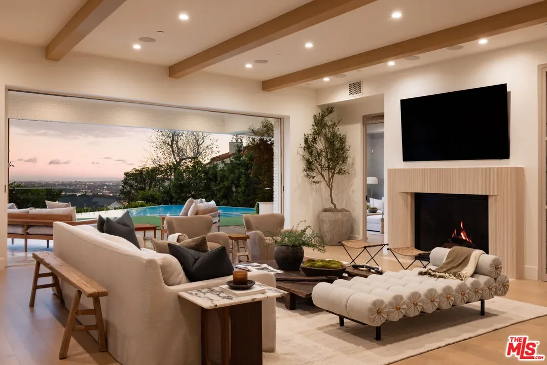 1682 San Onofre Dr, Los Angeles, California, United States. - Photo 7