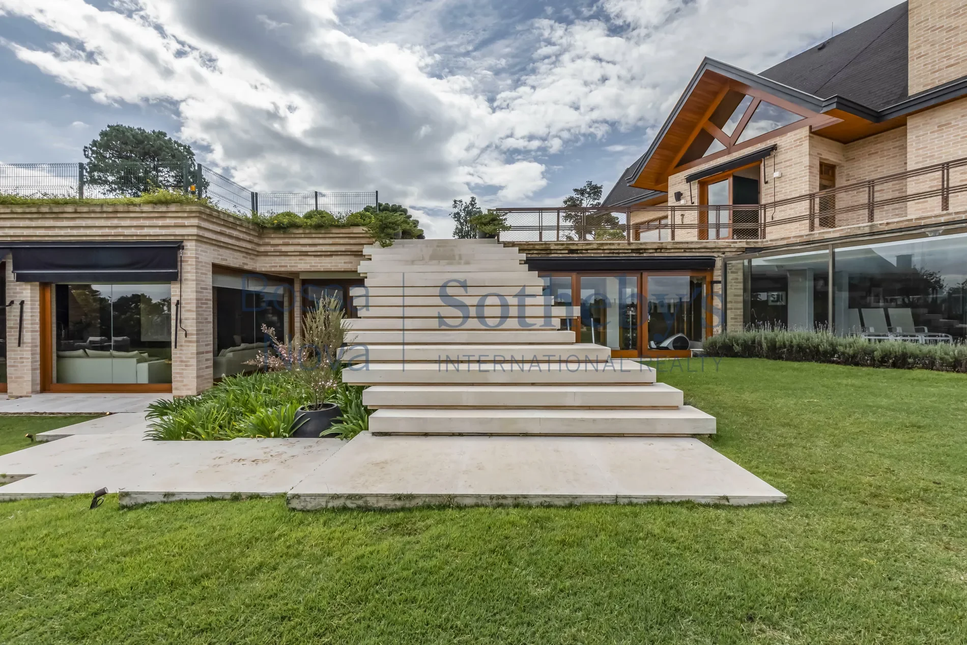Exterior photo 4