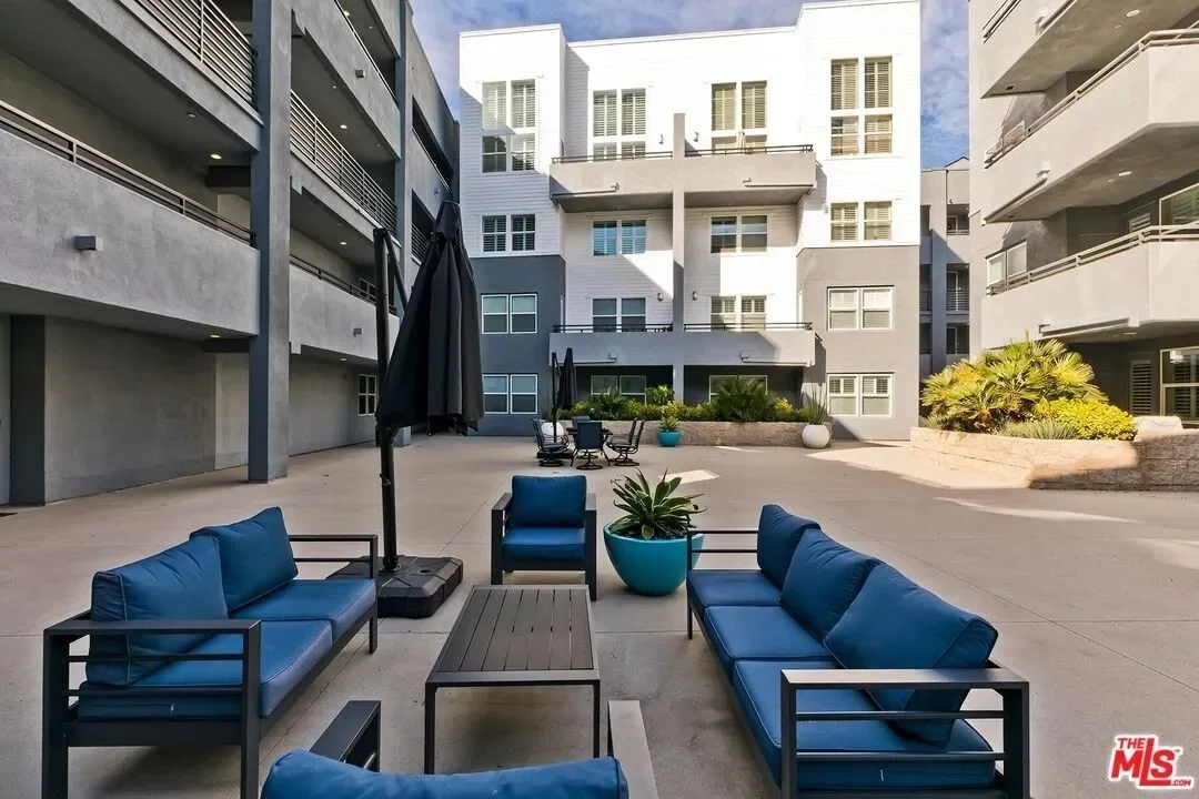Exterior photo 4