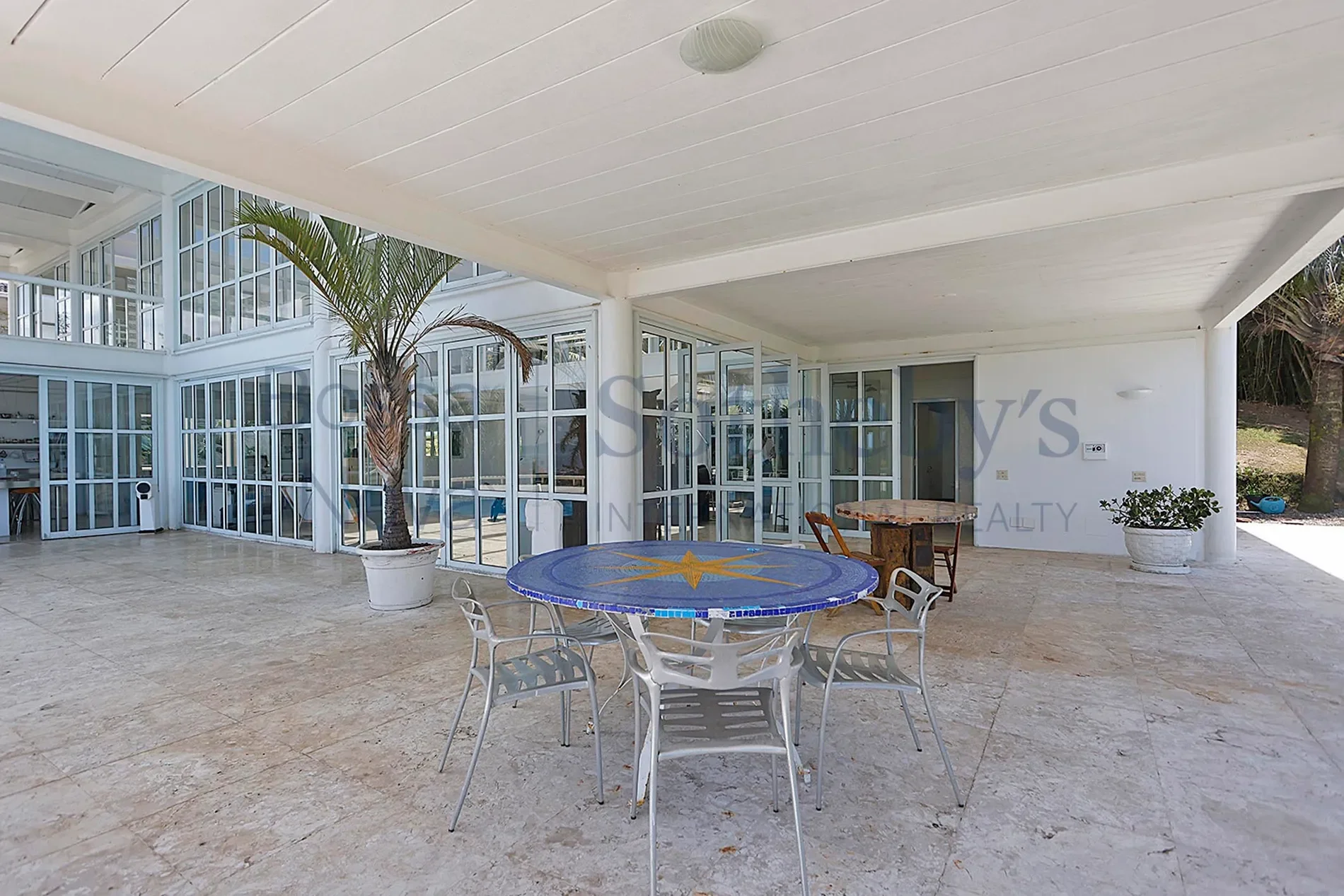 Exterior photo 9