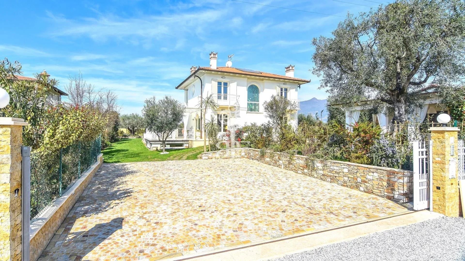 Exterior photo 3