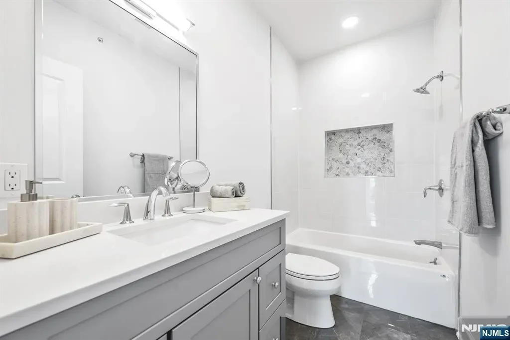 11 Gabriel Court #11, Paramus, New Jersey, United States. - Photo 15
