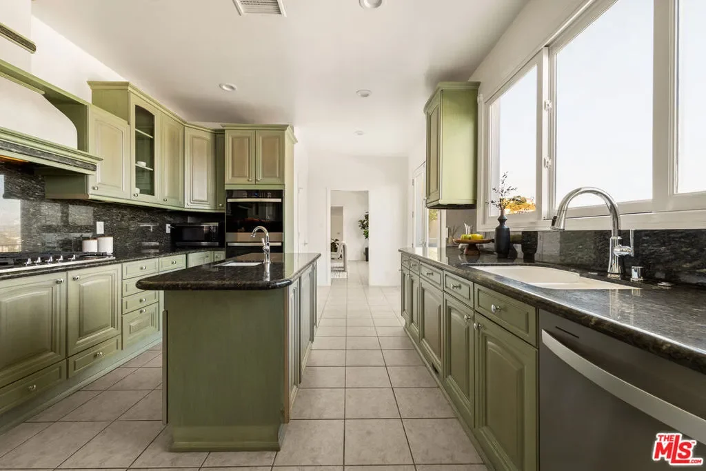 8527 Hedges Way, Los Angeles, California, United States. - Photo 9