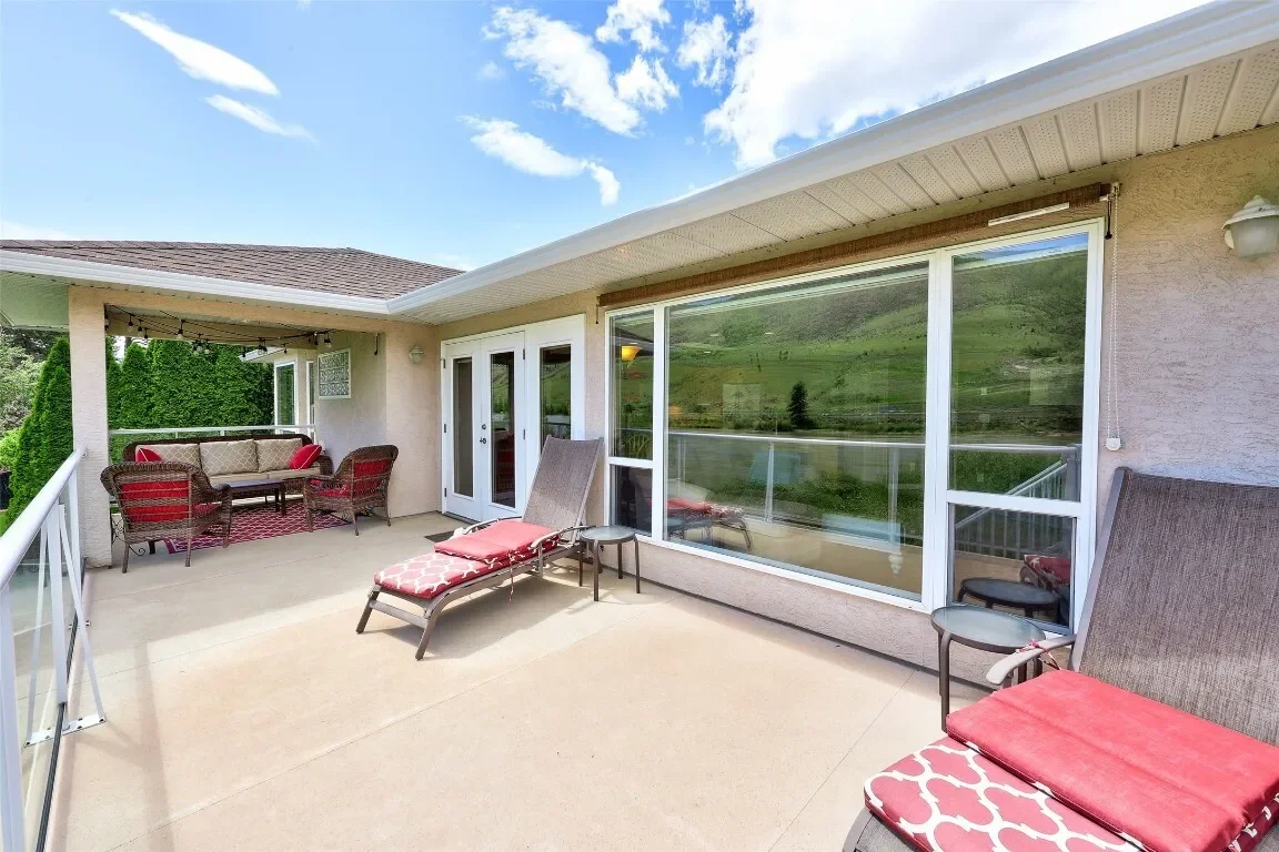 Exterior photo 6