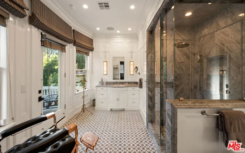 601 S Windsor Boulevard, Los Angeles, California, United States. - Photo 6