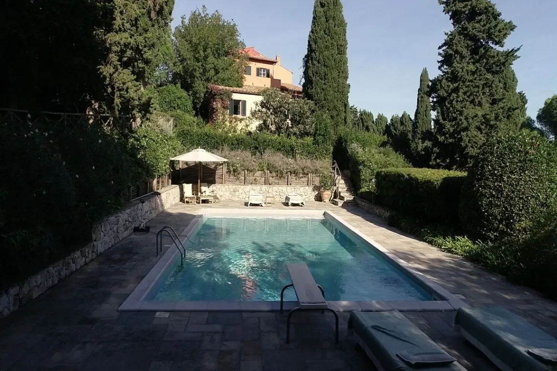 Exterior photo 5