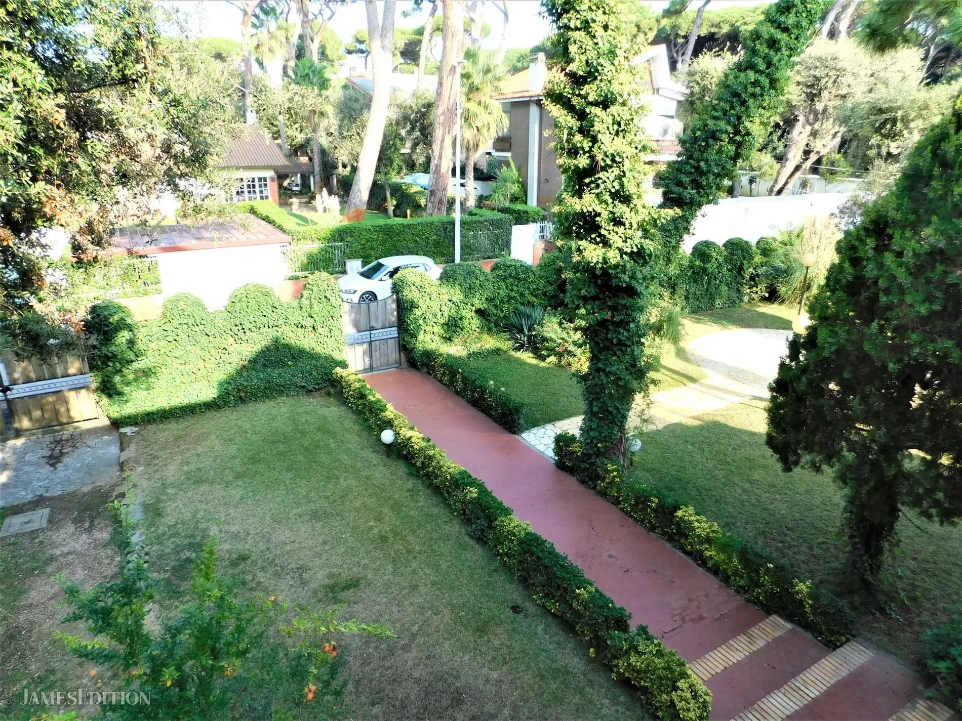 Exterior photo 12