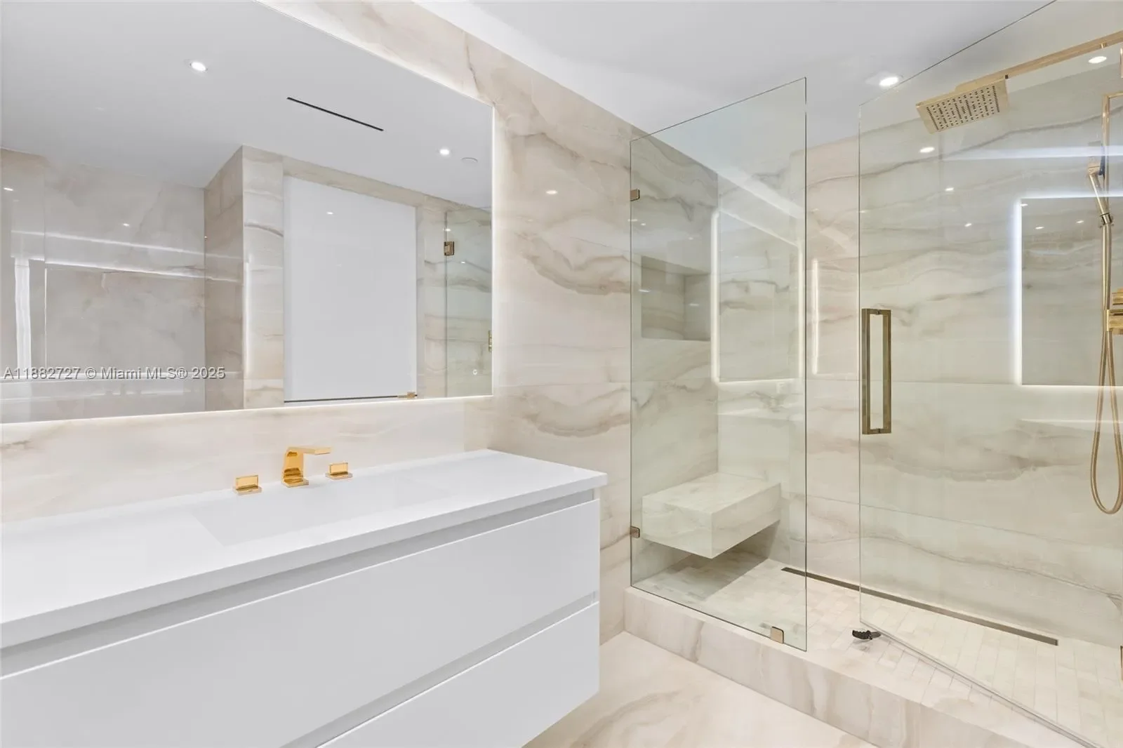 300 S Pointe Dr PH-5, Miami Beach, Florida, United States. - Photo 38