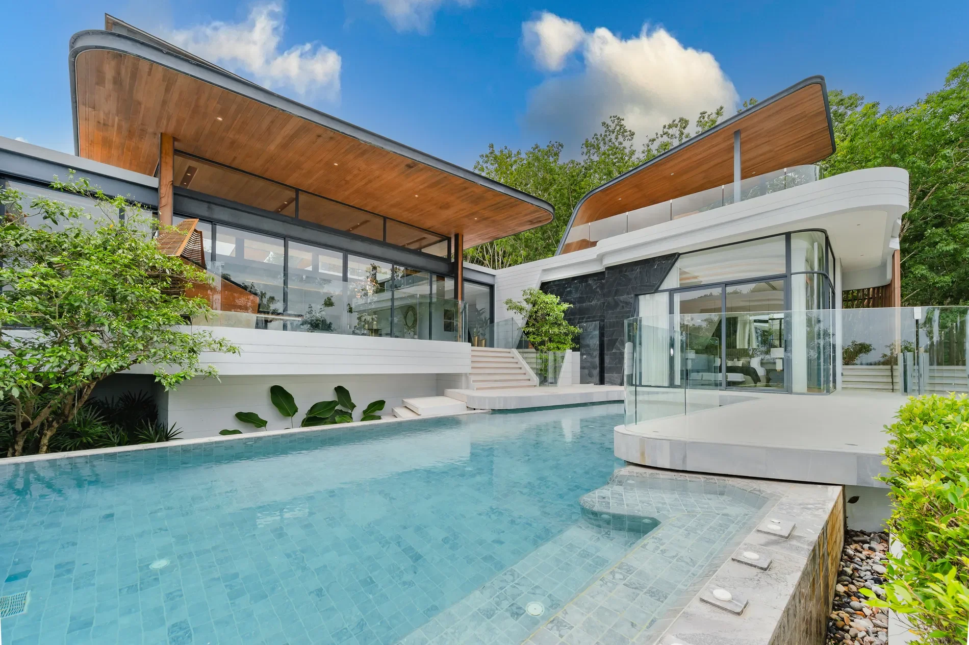 Exterior photo 2