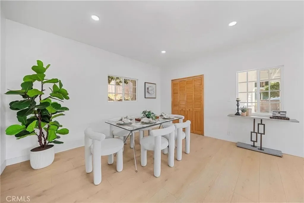 2035 Las Colinas Avenue, Los Angeles, California, United States. - Photo 2