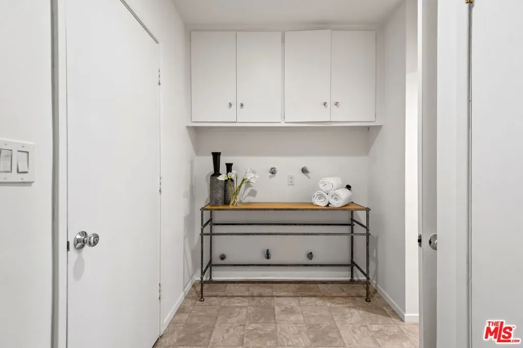 1247 N Bundy Drive, Los Angeles, California, United States. - Photo 27