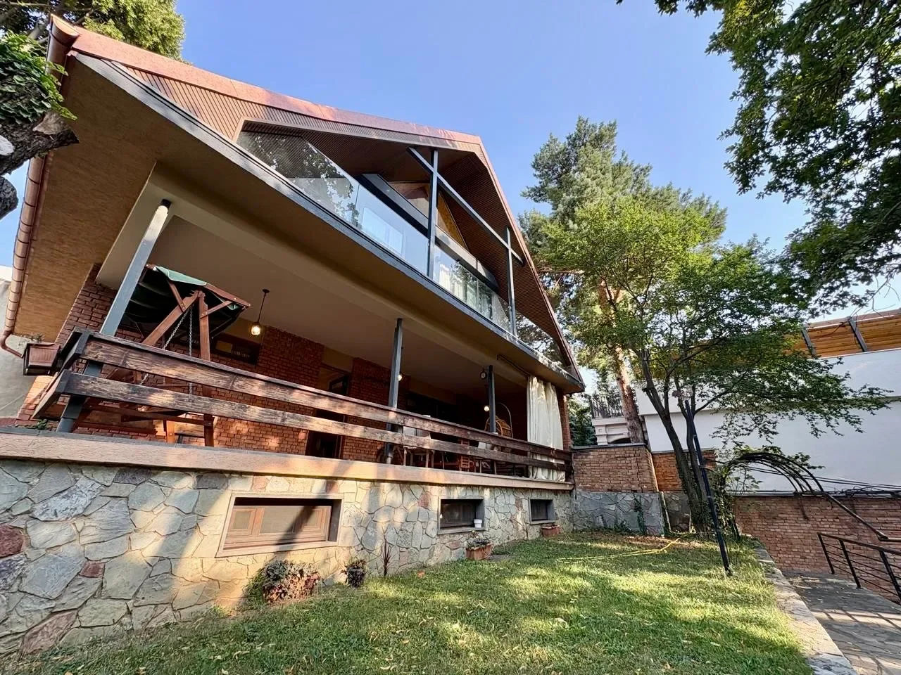 Exterior photo 5