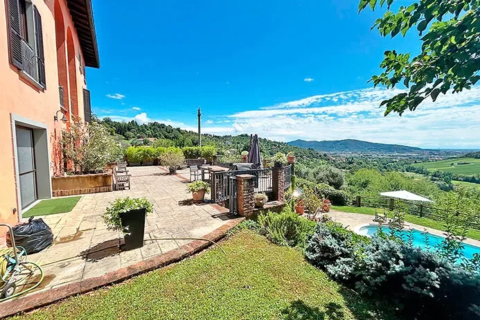 CENATE SOTTO VILLA WITH SWIMMING POOL AND PARK