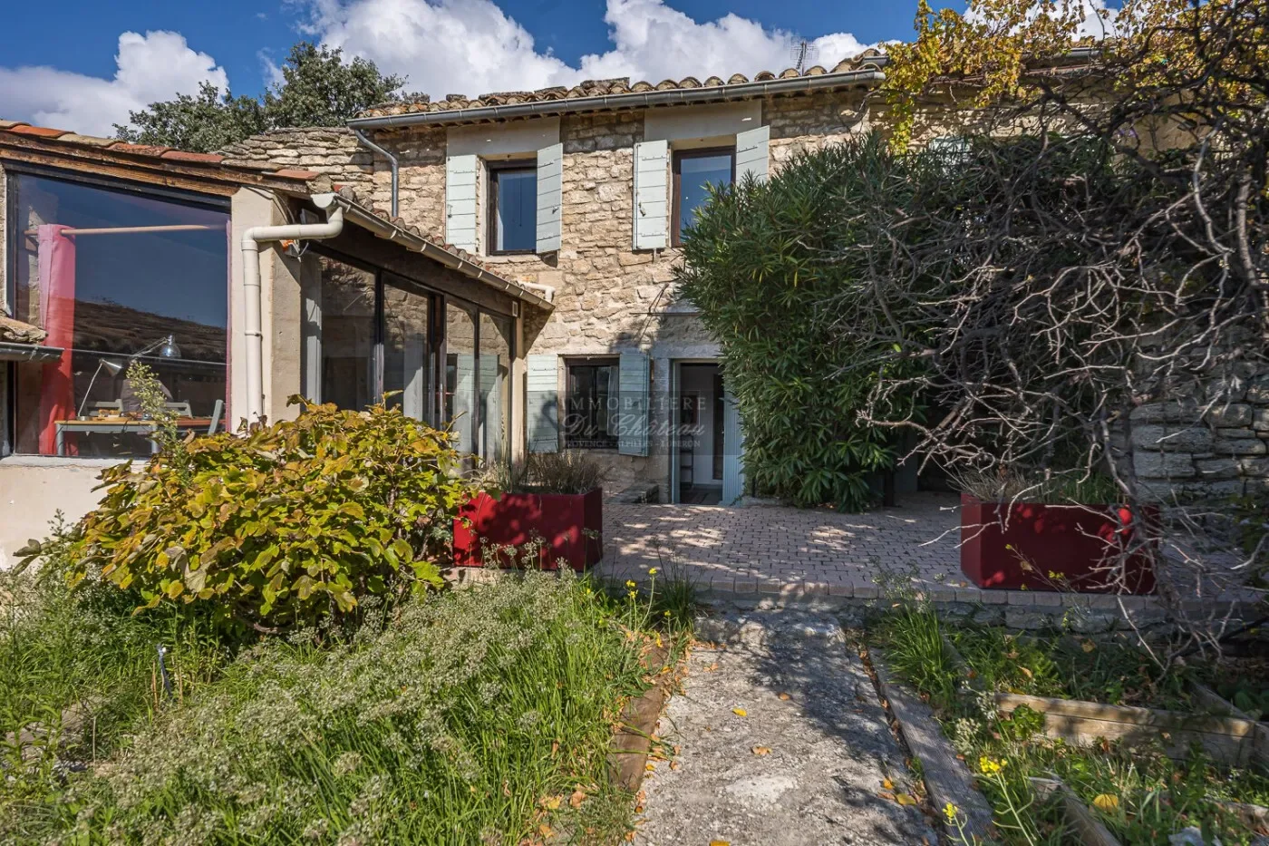Exterior photo 2