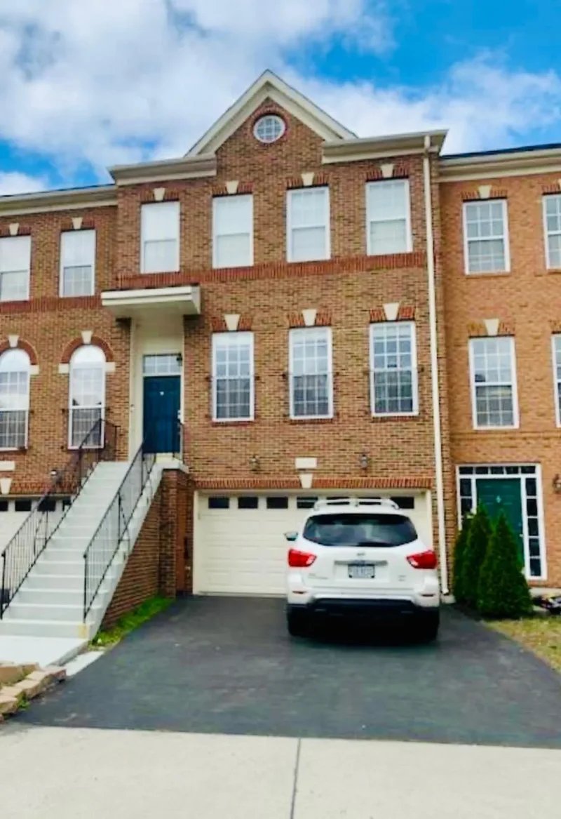 Spacious Townhouse in Sought-After Stone Ridge
