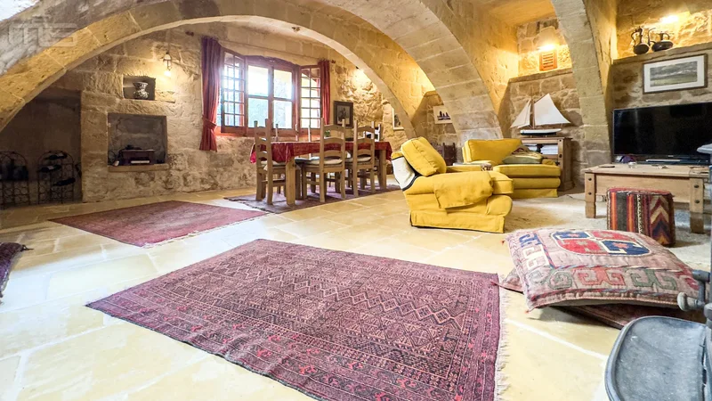 SAN1049 Charming and spacious farmhouse with historic character and potential