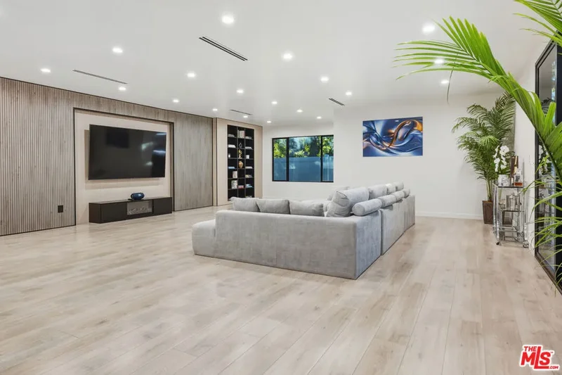 16823 Valerio Street, Los Angeles, California, United States. - Photo 20