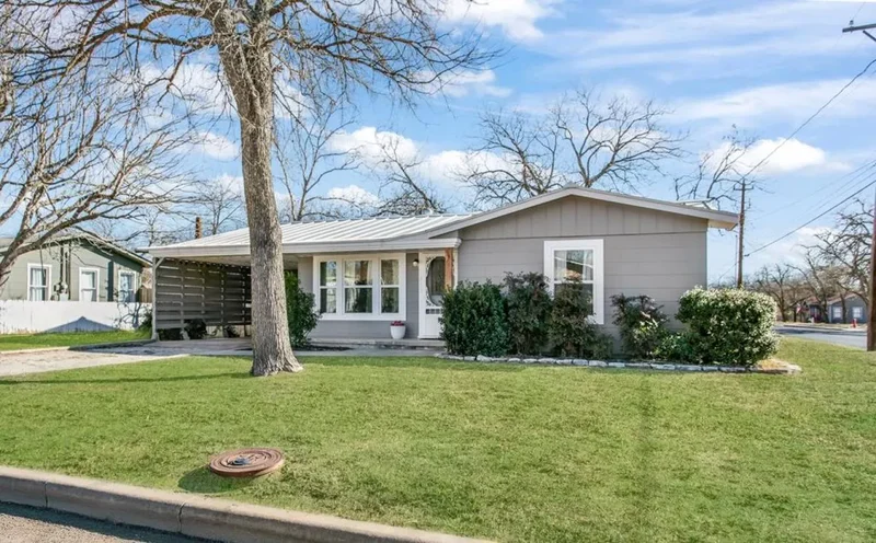 513 S Olive Street, Fredericksburg, Texas, United States. - Photo 6