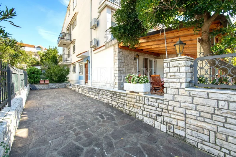 Selce - house with 10 accommodation units