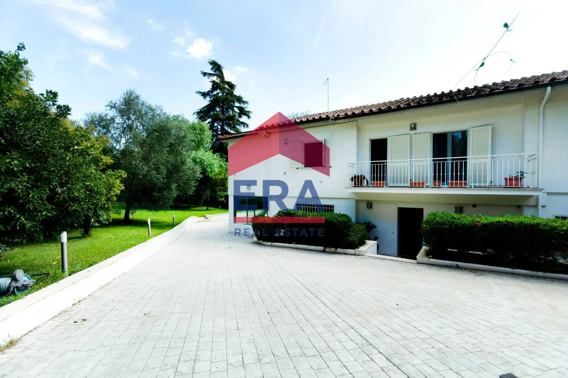 Exterior photo 3
