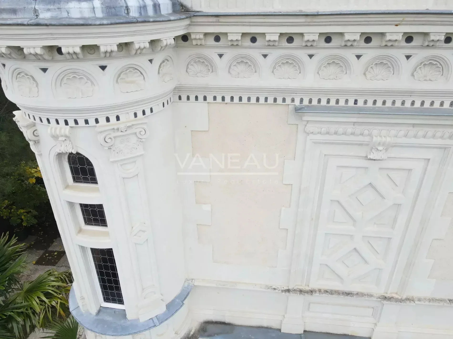 Exterior photo 2