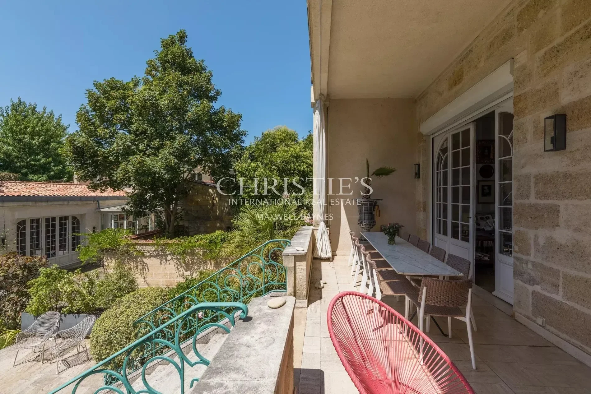 Exterior photo 4