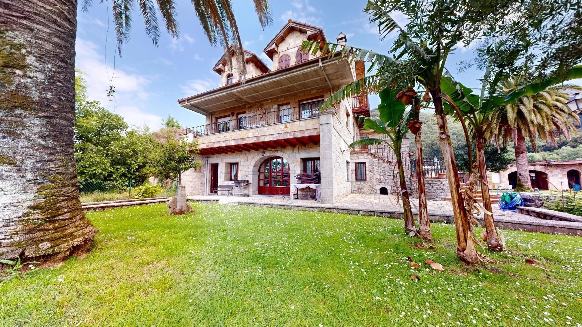 Exterior photo 3