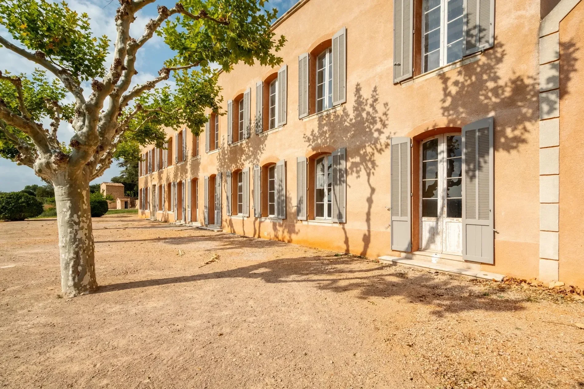 Exterior photo 3