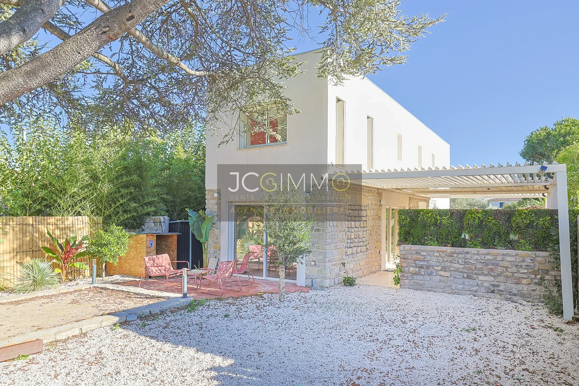 Exterior photo 8