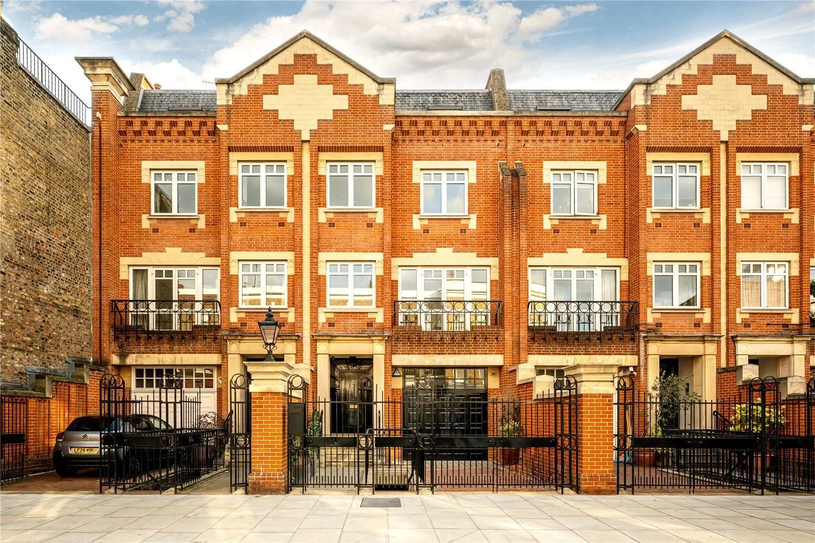 Exterior photo 2