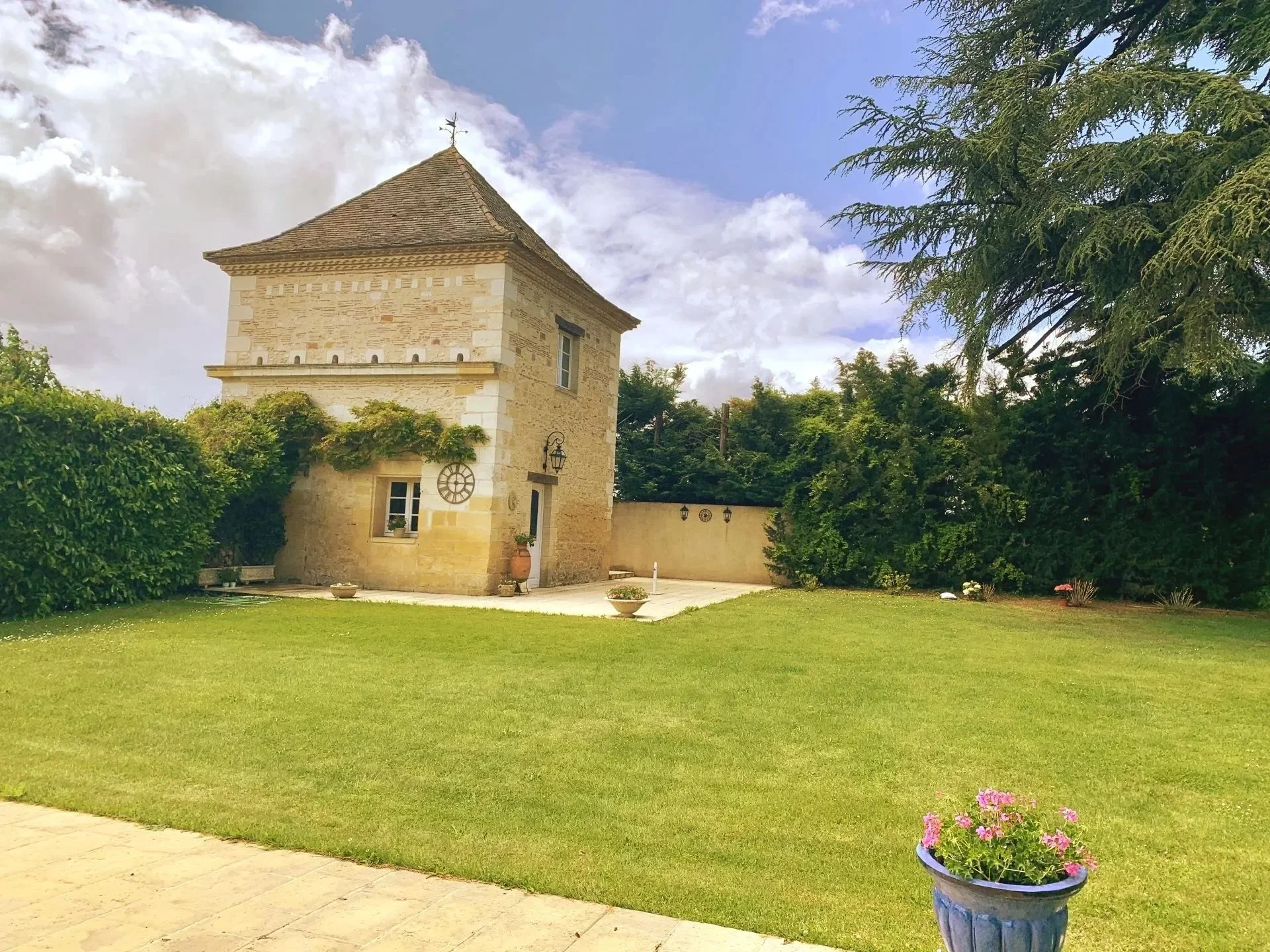 Exterior photo 4