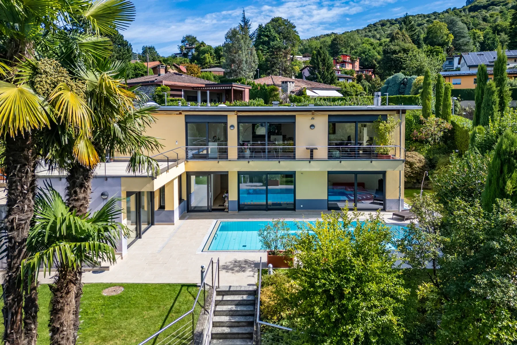 Exterior photo 2