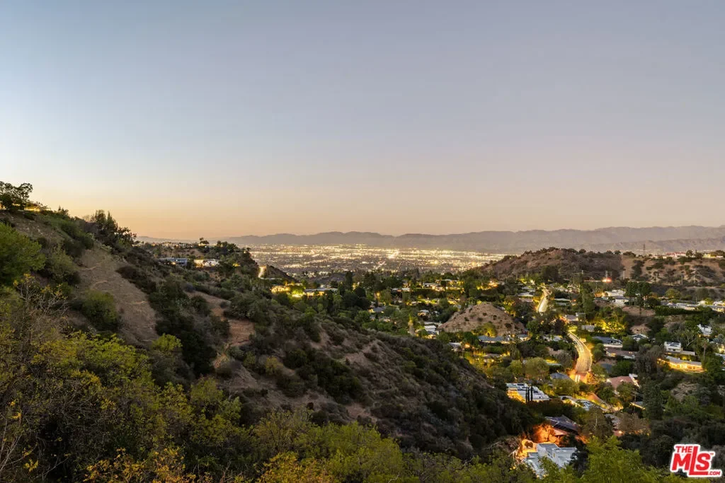8620 Skyline Drive, Los Angeles, California, United States. - Photo 15